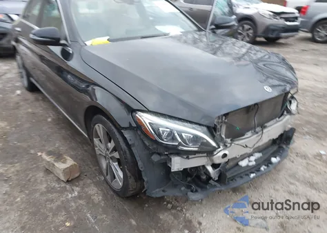 2018 Mercedes-Benz C 300 4Matic z USA, uszkodzony, nr VIN 55SWF4KB6JU251900